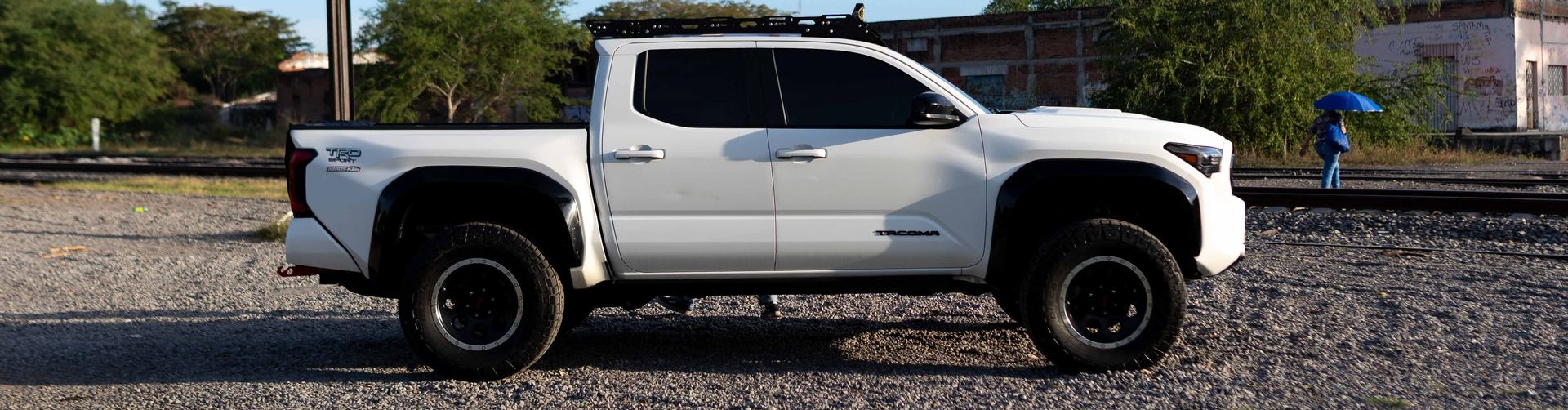 Accesorios off-road para Toyota FJ Cruiser y Tacoma. Defensas, canastillas, rock sliders, skid plates y equipo 4x4 fabricado en México.