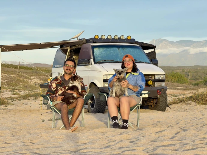 Pareja vive viajando por México en una van 4x4 astro bajo el lema de "La aventura es necesaria" 